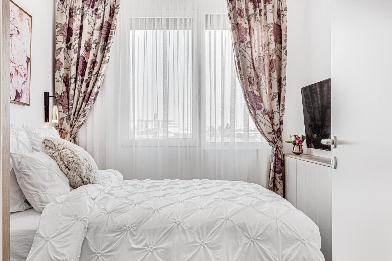 Elegant Apartment Near Afi & Atrium Mall Arad Buitenkant foto